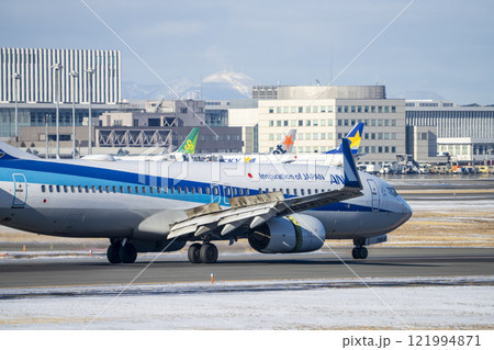 冬の新千歳空港 着陸中の飛行機 北海道千歳市 冬の新千歳空港 着陸中の飛行機 北海道千歳市 121994871