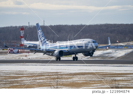 冬の新千歳空港 着陸中の飛行機 北海道千歳市 冬の新千歳空港 着陸中の飛行機 北海道千歳市 121994874
