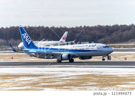 冬の新千歳空港　着陸中の飛行機　北海道千歳市 121994875