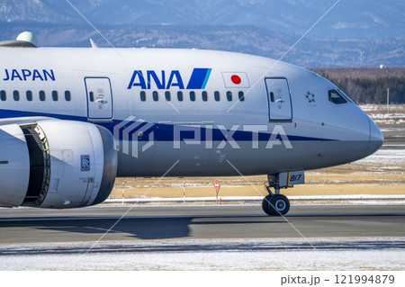 冬の新千歳空港　着陸中の飛行機　北海道千歳市 121994879