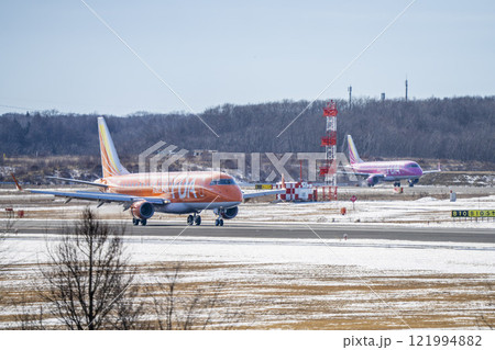 冬の新千歳空港 着陸中の飛行機 北海道千歳市 冬の新千歳空港 着陸中の飛行機 北海道千歳市 121994882