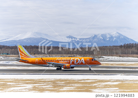 冬の新千歳空港 着陸中の飛行機 北海道千歳市 冬の新千歳空港 着陸中の飛行機 北海道千歳市 121994883
