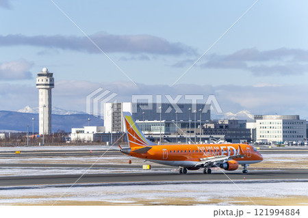 冬の新千歳空港 着陸中の飛行機 北海道千歳市 冬の新千歳空港 着陸中の飛行機 北海道千歳市 121994884