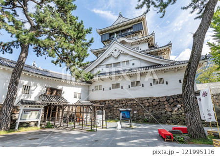 福岡県北九州市小倉区北区　晴天の小倉城 121995116