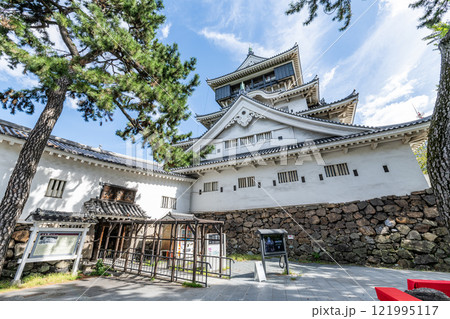 福岡県北九州市小倉区北区　晴天の小倉城 121995117