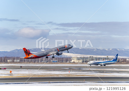 冬の新千歳空港　離陸中の飛行機　北海道千歳市 121995126