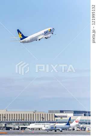 冬の新千歳空港　離陸中の飛行機　北海道千歳市 121995132