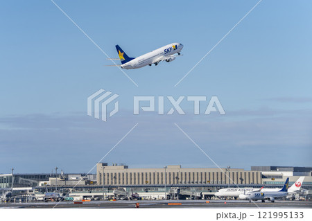 冬の新千歳空港　離陸中の飛行機　北海道千歳市 121995133