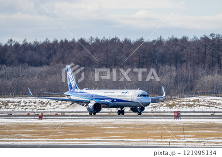 冬の新千歳空港　離陸中の飛行機　北海道千歳市 121995134