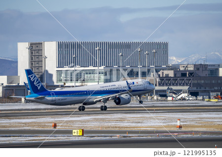 冬の新千歳空港　離陸中の飛行機　北海道千歳市 121995135