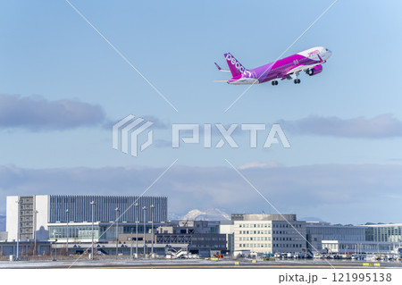 冬の新千歳空港　離陸中の飛行機　北海道千歳市 121995138