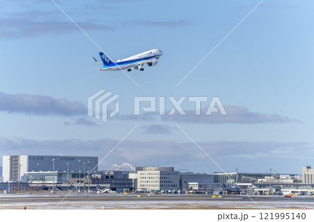 冬の新千歳空港 離陸中の飛行機 北海道千歳市 冬の新千歳空港 離陸中の飛行機 北海道千歳市 121995140