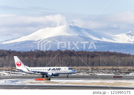 冬の新千歳空港の飛行機と樽前山 北海道千歳市 冬の新千歳空港の飛行機と樽前山 北海道千歳市 121995175