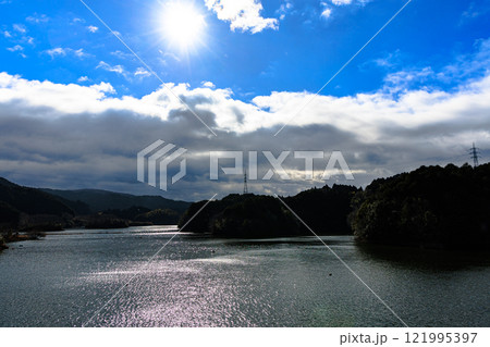 極寒の奈良布目ダム鉛色の空から陽春まで 晴れ間が大きく広がった空で燦然と輝く太陽と輝く湖面② 極寒の奈良布目ダム鉛色の空から陽春まで 晴れ間が大きく広がった空で燦然と輝く太陽と輝く湖面② 121995397