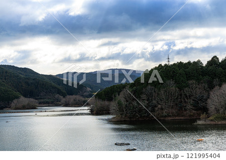 極寒の奈良布目ダム鉛色の空から陽春まで 寒空を映す湖面と鉛色の空 極寒の奈良布目ダム鉛色の空から陽春まで 寒空を映す湖面と鉛色の空 121995404