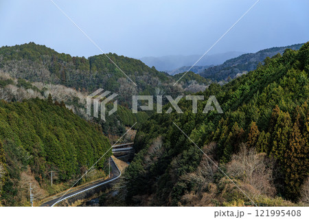 極寒の奈良布目ダム鉛色の空から陽春まで　布目川沿いに渓谷を貫く道路 121995408