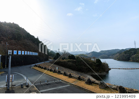 極寒の奈良布目ダム鉛色の空から陽春まで　雪が舞う布目ダム駐車場付近② 121995409