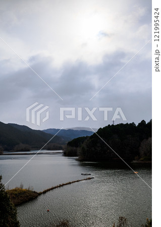 極寒の奈良布目ダム鉛色の空から陽春まで 鉛色の空に抱かれた湖④ 極寒の奈良布目ダム鉛色の空から陽春まで 鉛色の空に抱かれた湖④ 121995424