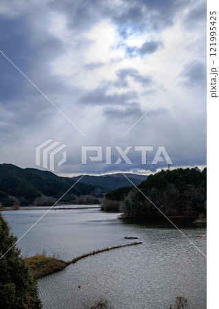 極寒の奈良布目ダム鉛色の空から陽春まで　鉛色の空に抱かれた湖③ 121995425