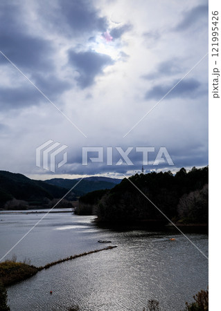 極寒の奈良布目ダム鉛色の空から陽春まで　鉛色の空に抱かれた湖② 121995426