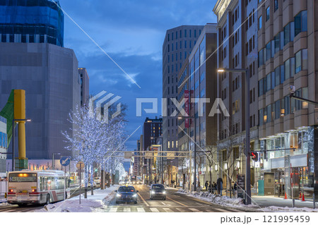 冬の札幌 駅前のイルミネーション 北海道札幌市 冬の札幌 駅前のイルミネーション 北海道札幌市 121995459
