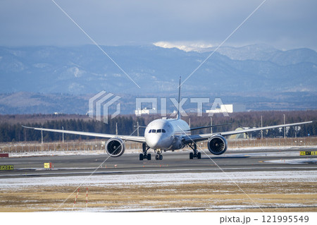 冬の新千歳空港　タキシング中の飛行機　北海道千歳市 121995549