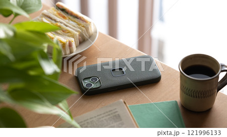 カフェで読書をするイメージ カフェで読書をするイメージ 121996133