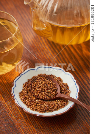 香ばしい香りが広がる蕎麦茶 - 日本の伝統的な健康茶 121996201