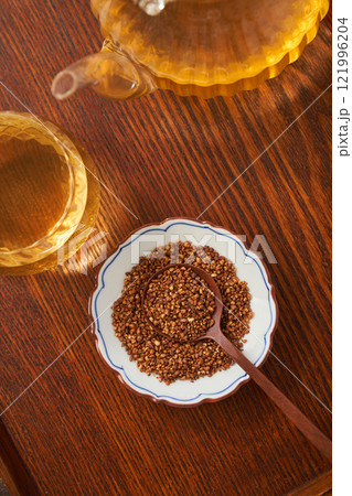 香ばしい香りが広がる蕎麦茶 - 日本の伝統的な健康茶 121996204