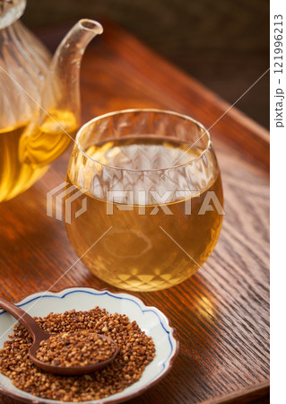 香ばしい香りが広がる蕎麦茶 - 日本の伝統的な健康茶 香ばしい香りが広がる蕎麦茶 - 日本の伝統的な健康茶 121996213