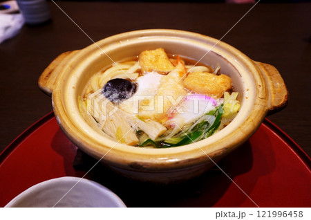 和食屋さんでいただく鍋焼きうどん 121996458