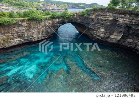 ブロークンビーチ ユニークな岩層とターコイズ ブルーの海⑫ 121996495