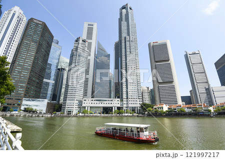 Panoramic view of the Sightseeing Bumboats cruising on the Singapore River and the Financial District skyscrapers along the shore. Panoramic view of the Sightseeing Bumboats cruising on the Singapore River and the Financial District skyscrapers along the shore. 121997217