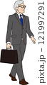 外回り営業に行くビジネスマン 121997291