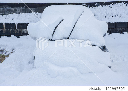 大雪ですっぽり埋まった車 大雪ですっぽり埋まった車 121997795