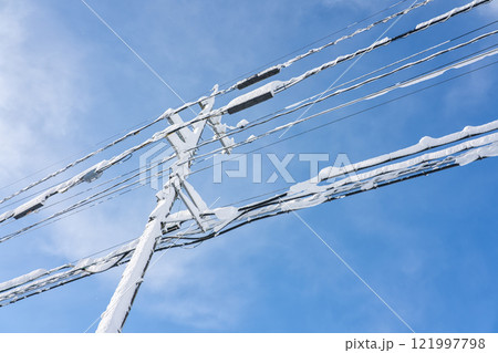 雪の日の電線 雪の日の電線 121997798