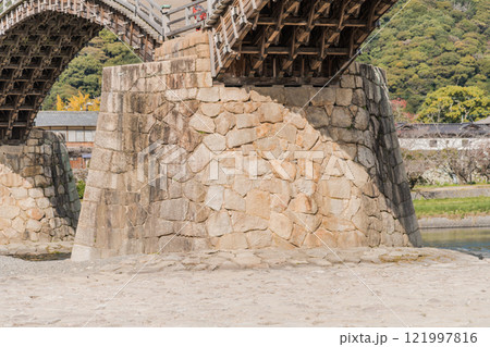 【錦帯橋の橋桁】 121997816