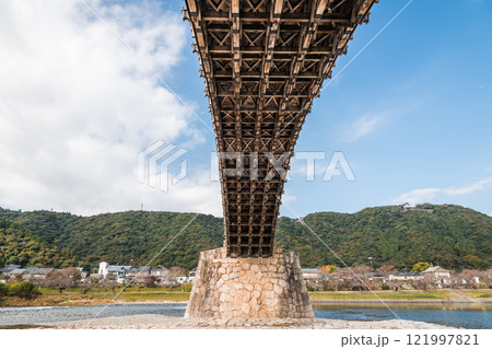【錦帯橋の裏側と岩国城】 【錦帯橋の裏側と岩国城】 121997821