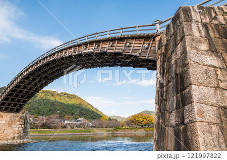 【錦帯橋の裏側と岩国城】 121997822