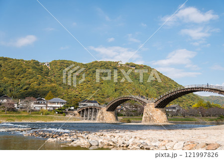 【錦帯橋と岩国城】 121997826