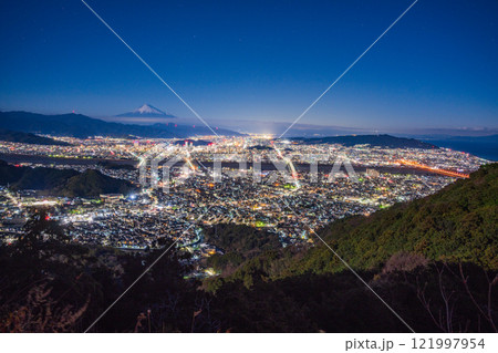 【静岡県】静岡の街灯りの向こうに富士山　夜明け前 121997954