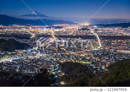 【静岡県】静岡の街灯りの向こうに富士山 夜明け前 【静岡県】静岡の街灯りの向こうに富士山 夜明け前 121997958