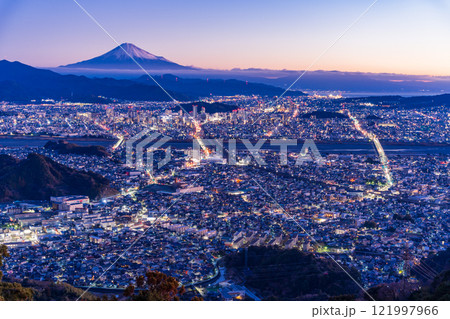 【静岡県】静岡の街灯りの向こうに富士山　夜明け前 121997966