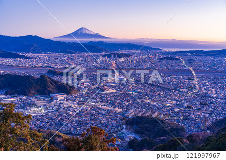 【静岡県】静岡の街灯りの向こうに富士山　夜明け前 121997967