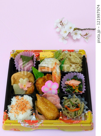 お花見弁当(花見イメージ・縦構図) お花見弁当(花見イメージ・縦構図) 121997974