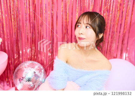 パーティールームの若い女性のファッションポートレート 121998132