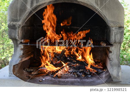 Barbecue grill with fire flames - Empty fire grid 121998521