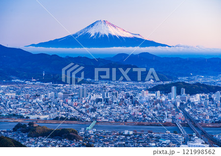 【静岡県】朝日が差し込んで輝く静岡の街並みの向こうに富士山 121998562