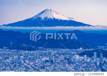 【静岡県】朝日が差し込んで輝く静岡の街並みの向こうに富士山 【静岡県】朝日が差し込んで輝く静岡の街並みの向こうに富士山 121998563