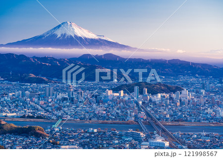 【静岡県】朝日が差し込んで輝く静岡の街並みの向こうに富士山 121998567